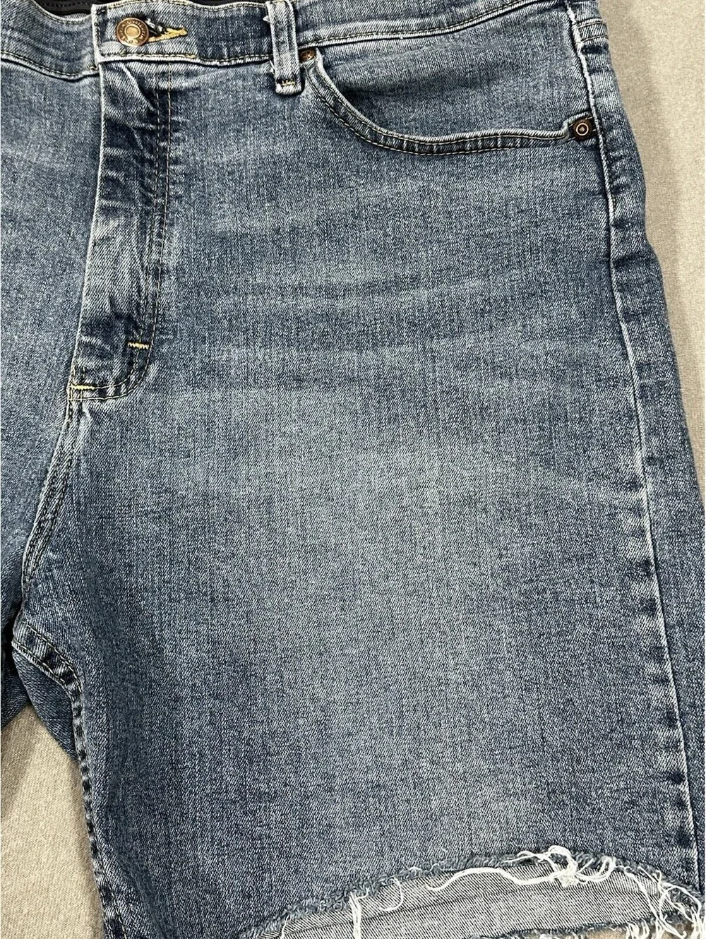 Wrangler Men’s Denim Shorts Size 36 Relaxed Fit Blue Cutoff Frayed Hem